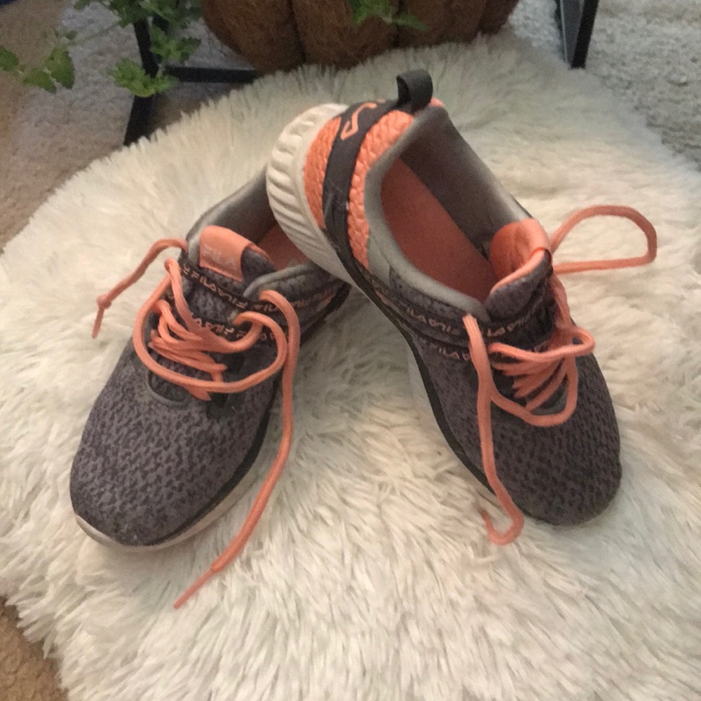 Fila girls tennis shoe